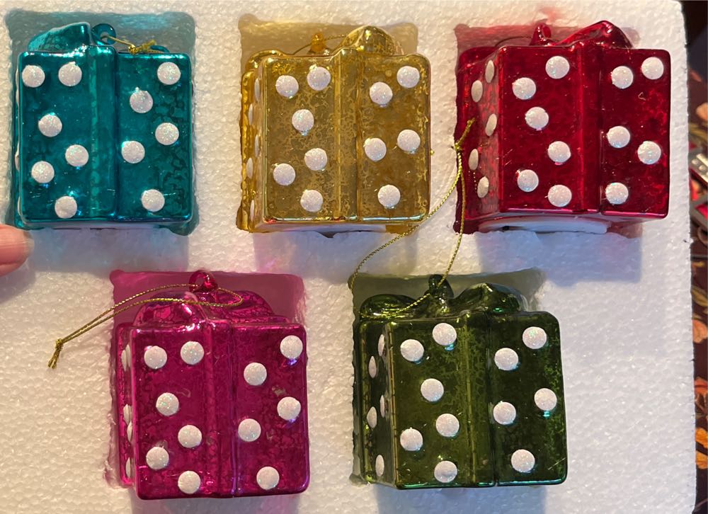 Toys R Us: 2022 GLASS ORNAMENT