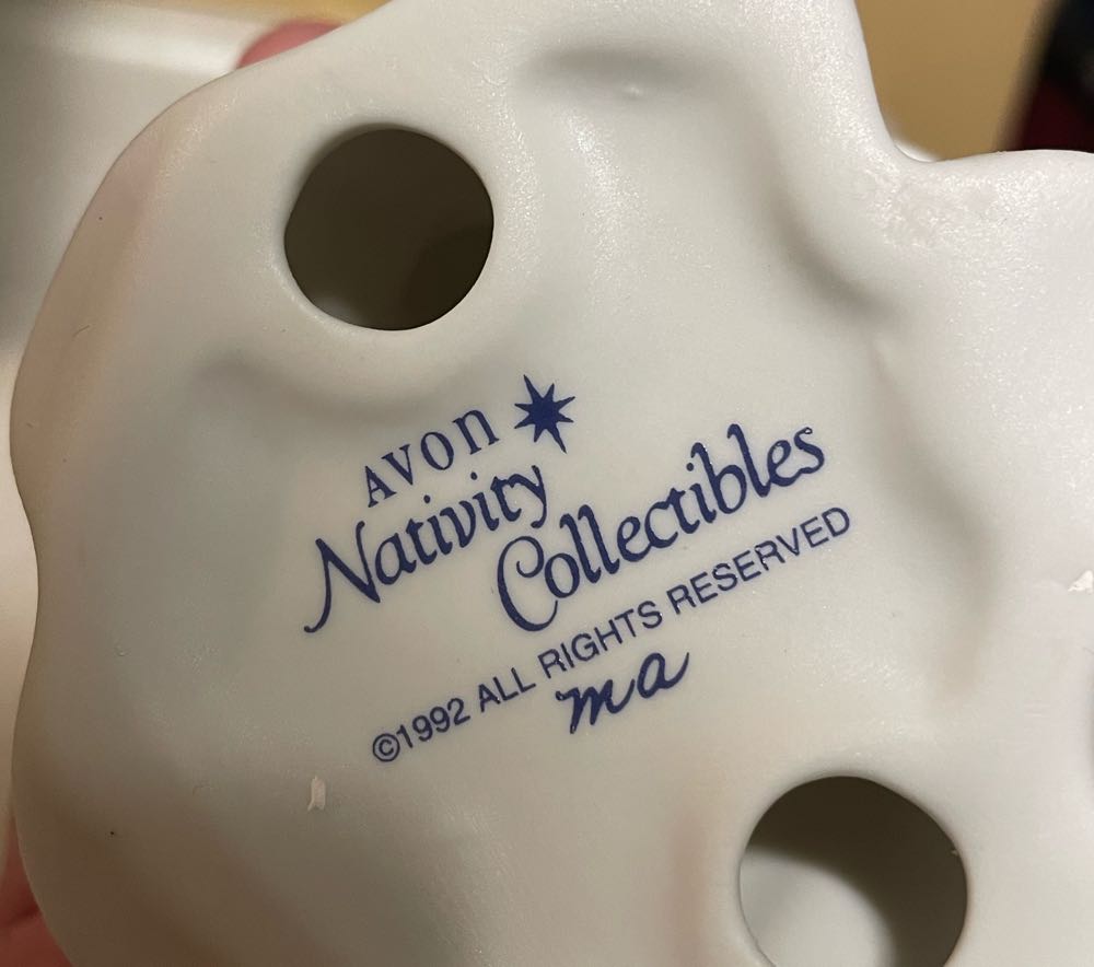 Avon - Nativity Collectibles - 1992 - Angel - Gabriel - Angel (Nativity) ornament collectible - Main Image 3