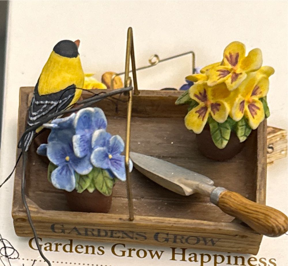 Gardens Grow Happiness - Natures Sketchbook (Marjolein Bastin) ornament collectible [Barcode 015012904437] - Main Image 4