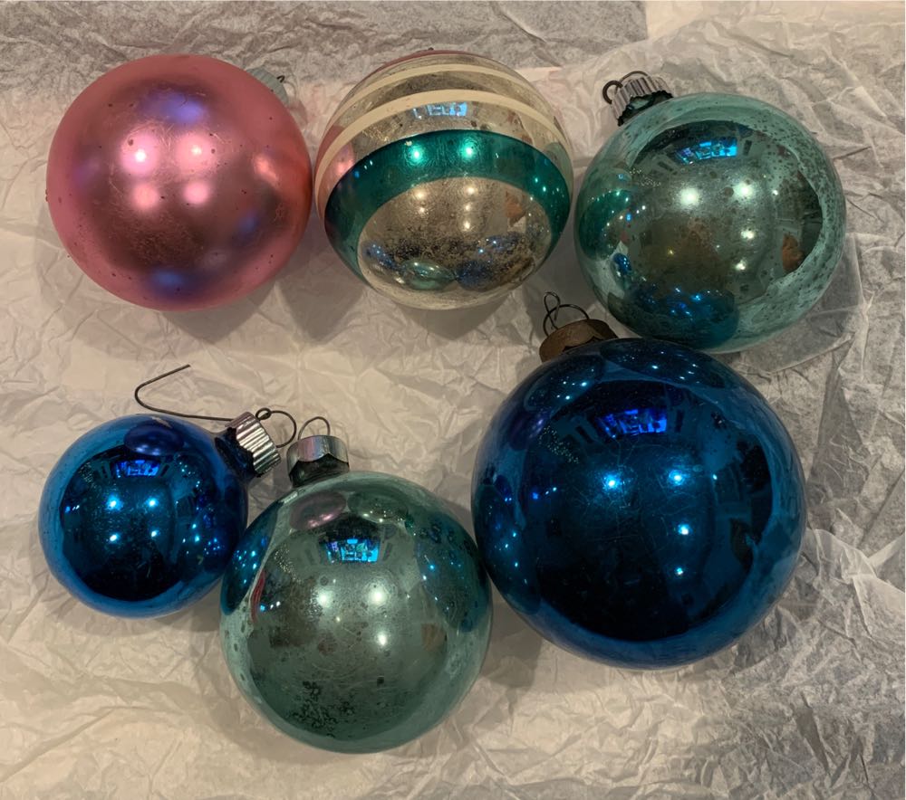 Sneeuwman met Zwarte Hoed, Blauwe Das en Groene Kerstboom