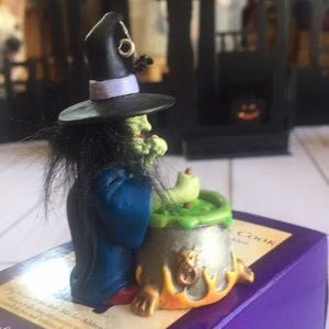 Hallmark - Halloween - 2004 - Matilda, The Cook - Witch (Halloween) ornament collectible - Main Image 2