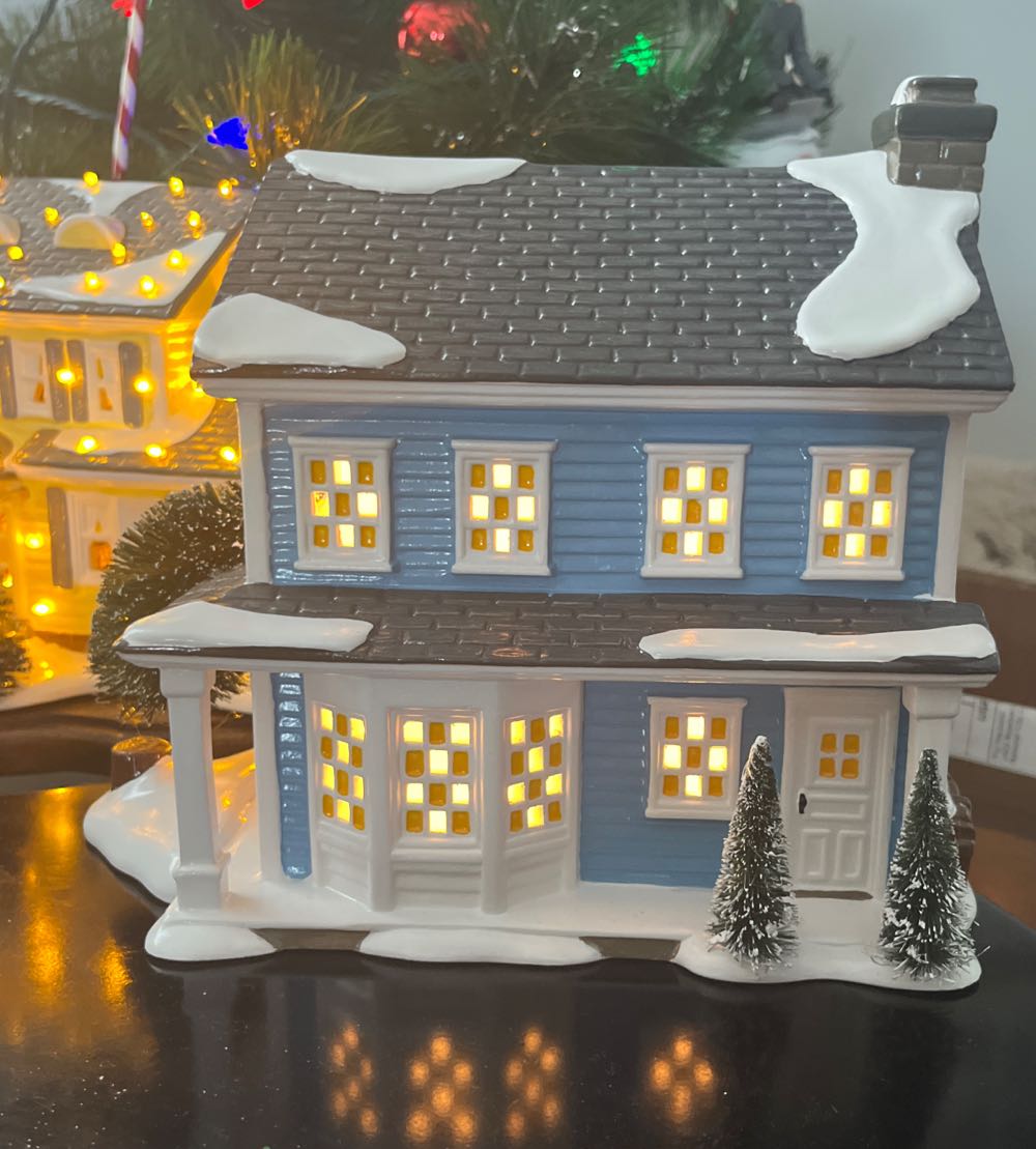 Department 56. National Lampoon’s Christmas Vacation. The Chester House. The Original Snow Village. - National Lampoon’s Christmas Vacation (Department 56: The Chester House) ornament collectible [Barcode 028399306640] - Main Image 3