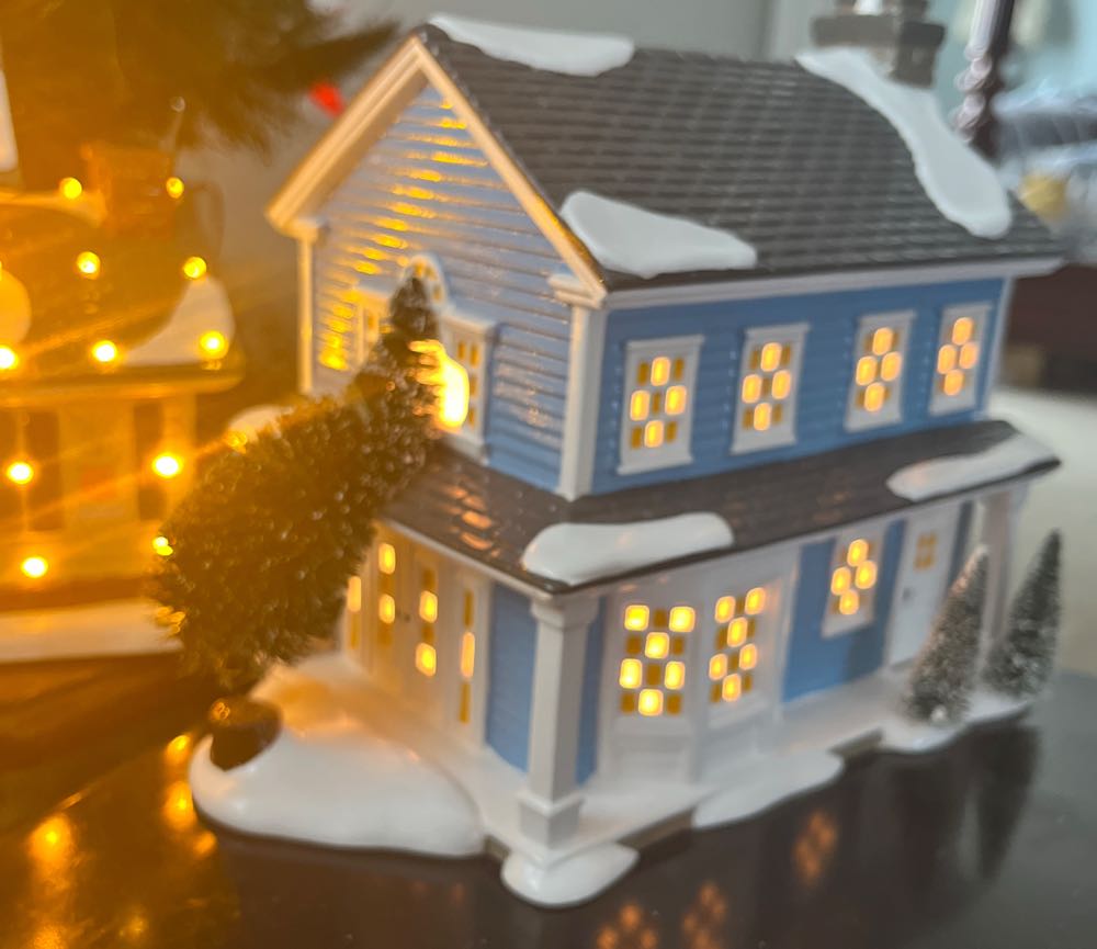 Department 56. National Lampoon’s Christmas Vacation. The Chester House. The Original Snow Village. - National Lampoon’s Christmas Vacation (Department 56: The Chester House) ornament collectible [Barcode 028399306640] - Main Image 4