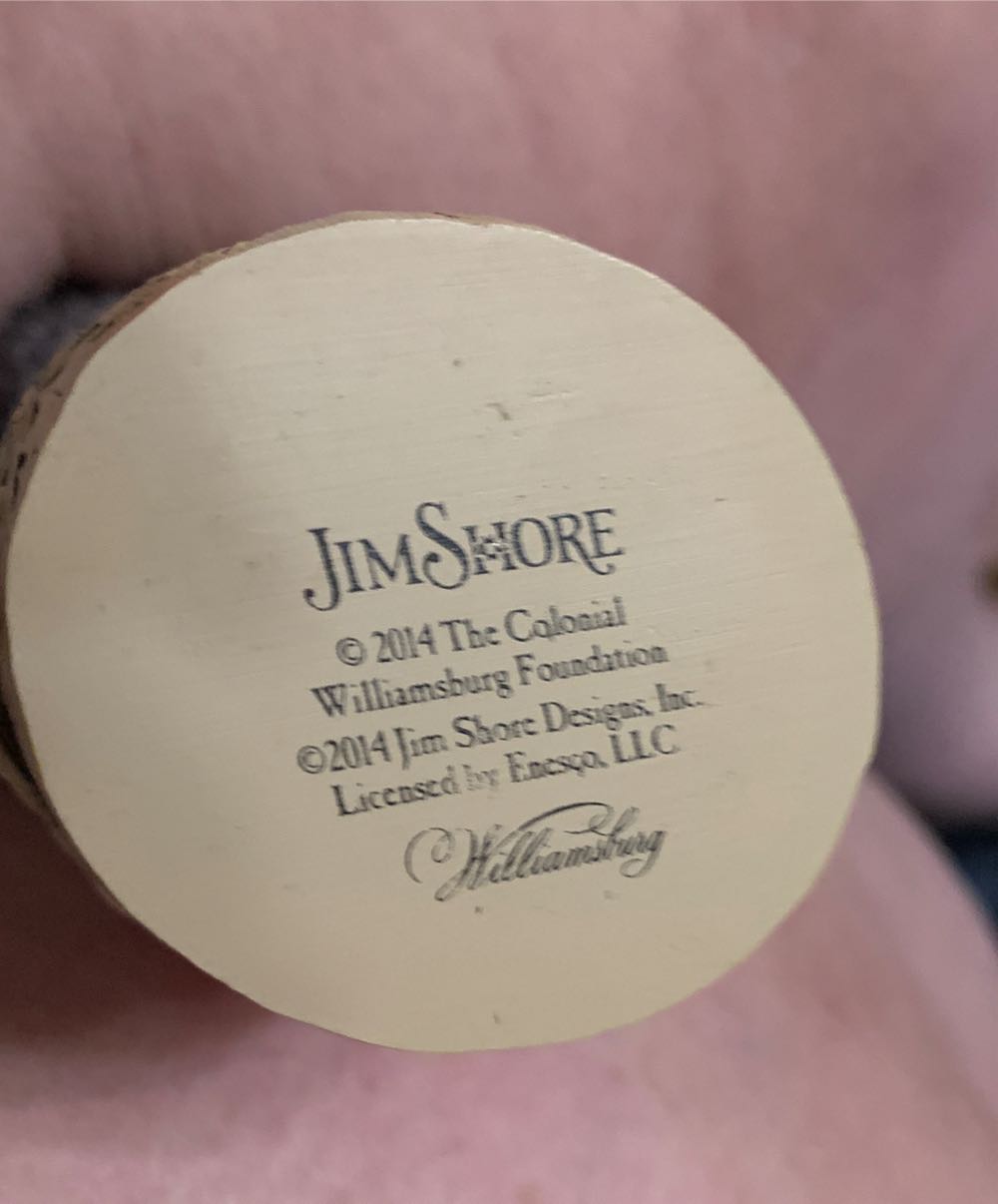 Angel with hat holding basket with boxwood 4041135 - Williamsburg (Angel) ornament collectible - Main Image 3