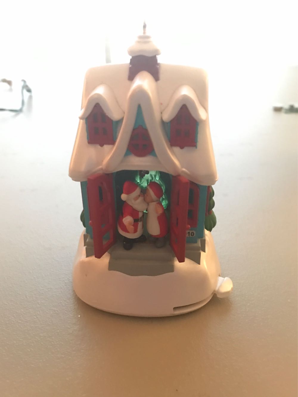 Kringleville #1 Kissmas Cottage  ornament collectible - Main Image 1