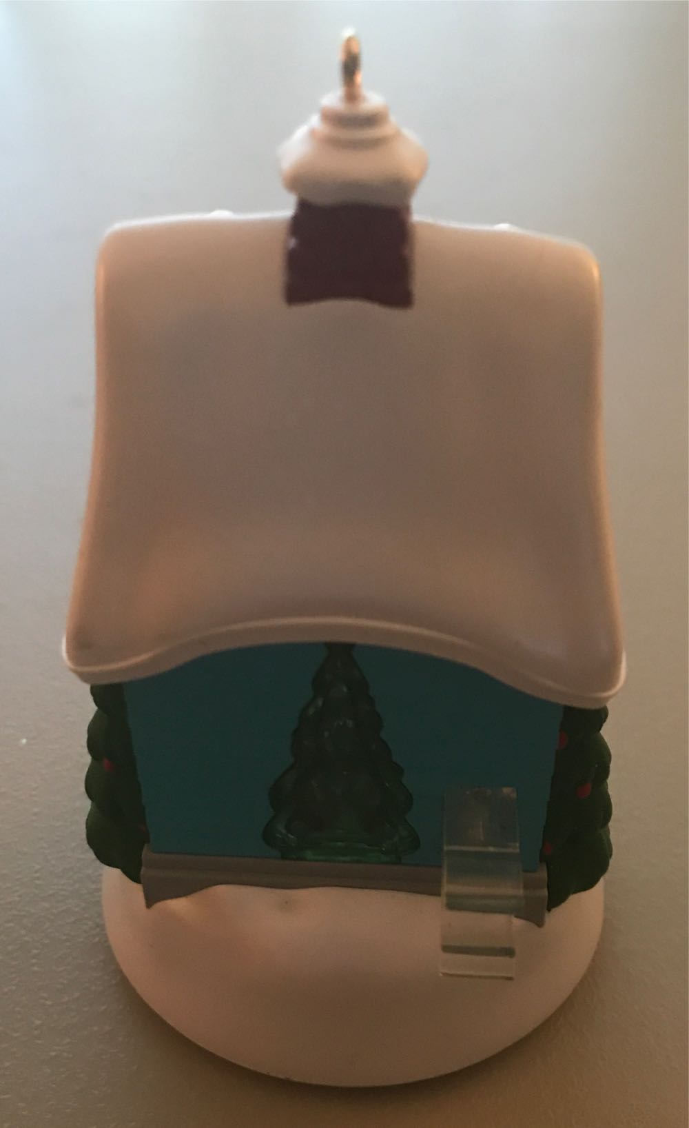 Kringleville #1 Kissmas Cottage  ornament collectible - Main Image 3
