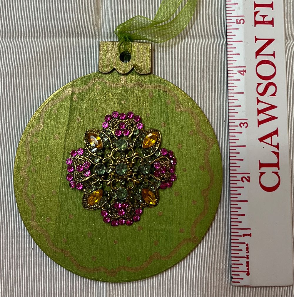 Green Circle with Broach  ornament collectible - Main Image 1