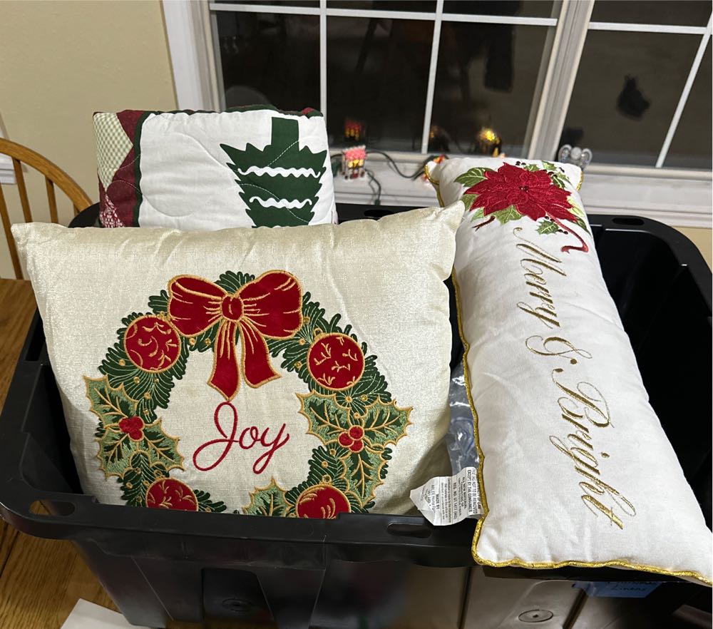 Hearth Florals - Christmas (Christmas) ornament collectible - Main Image 2