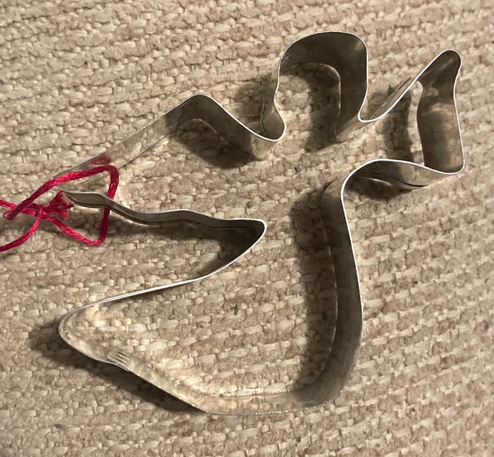 Jim Shore’s Santa Holding Wreath Ornament features Santa, wearing a bright red cloak adorned with holly leaves, holding a holly filled wreath with a Gold Now 6011496