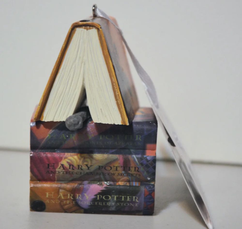 Books And Wand - Wizarding World Of Harry Potter (Harry Potter) ornament collectible [Barcode 763795736515] - Main Image 3