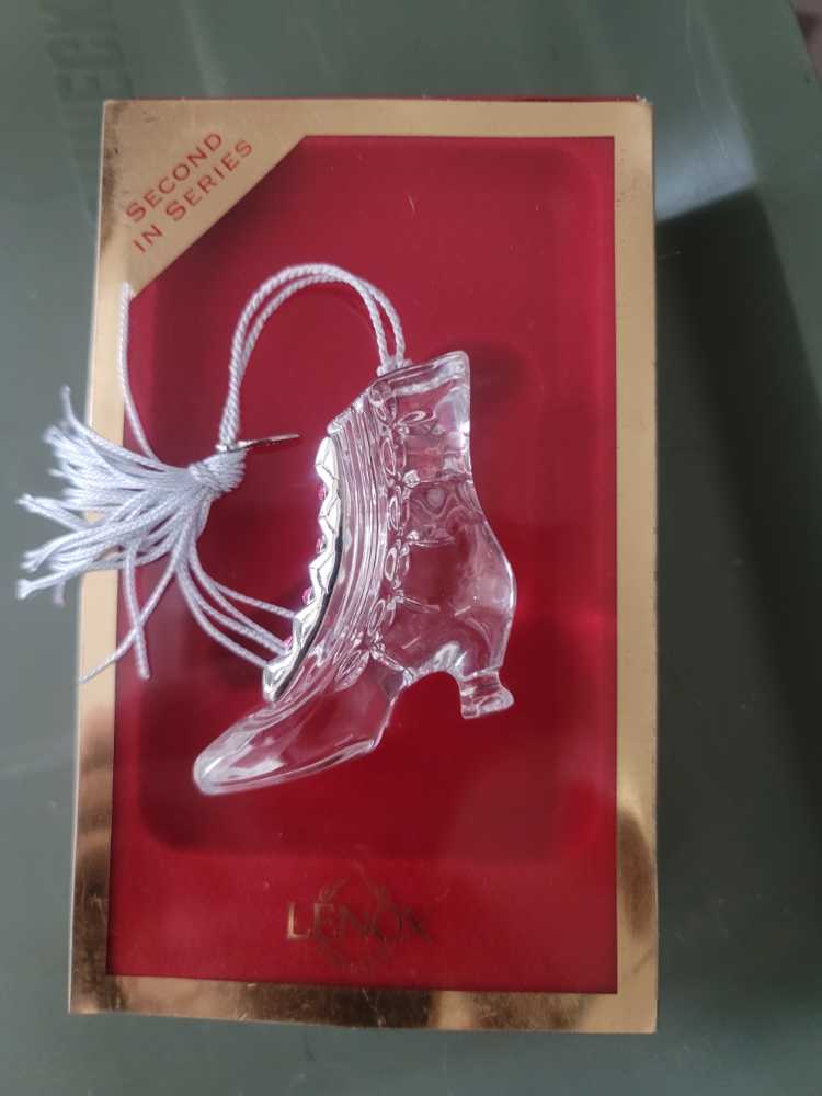 Dept. 56 - Original Snow Village - Christmas - Accessory - Feeding The Birds - #5473-9