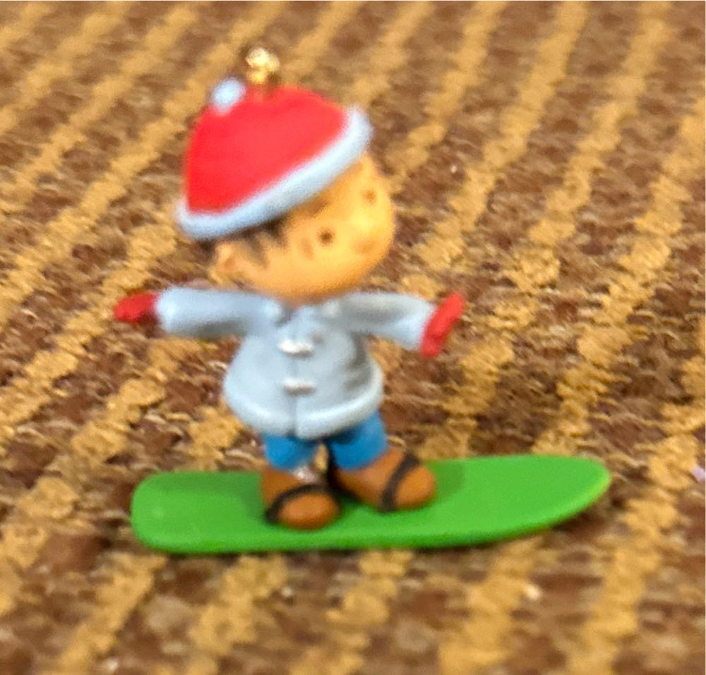 Linus Snowboarding - Peanuts (Winter Sports) ornament collectible - Main Image 2