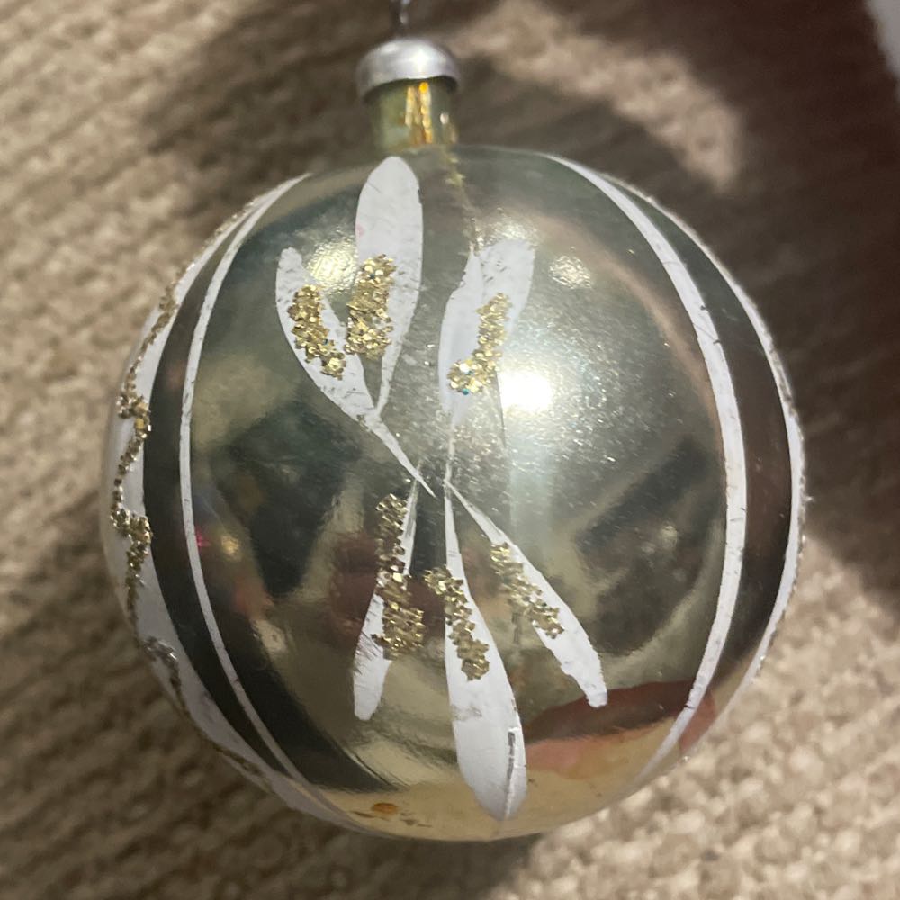 Bellissimo Santa Going Down The Chimney