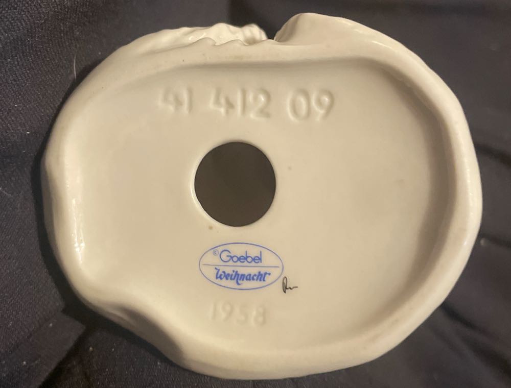 Goebel - Robinson - White Robed Angel With Lantern - 41 412 09 - Angel (Figurine) ornament collectible - Main Image 3