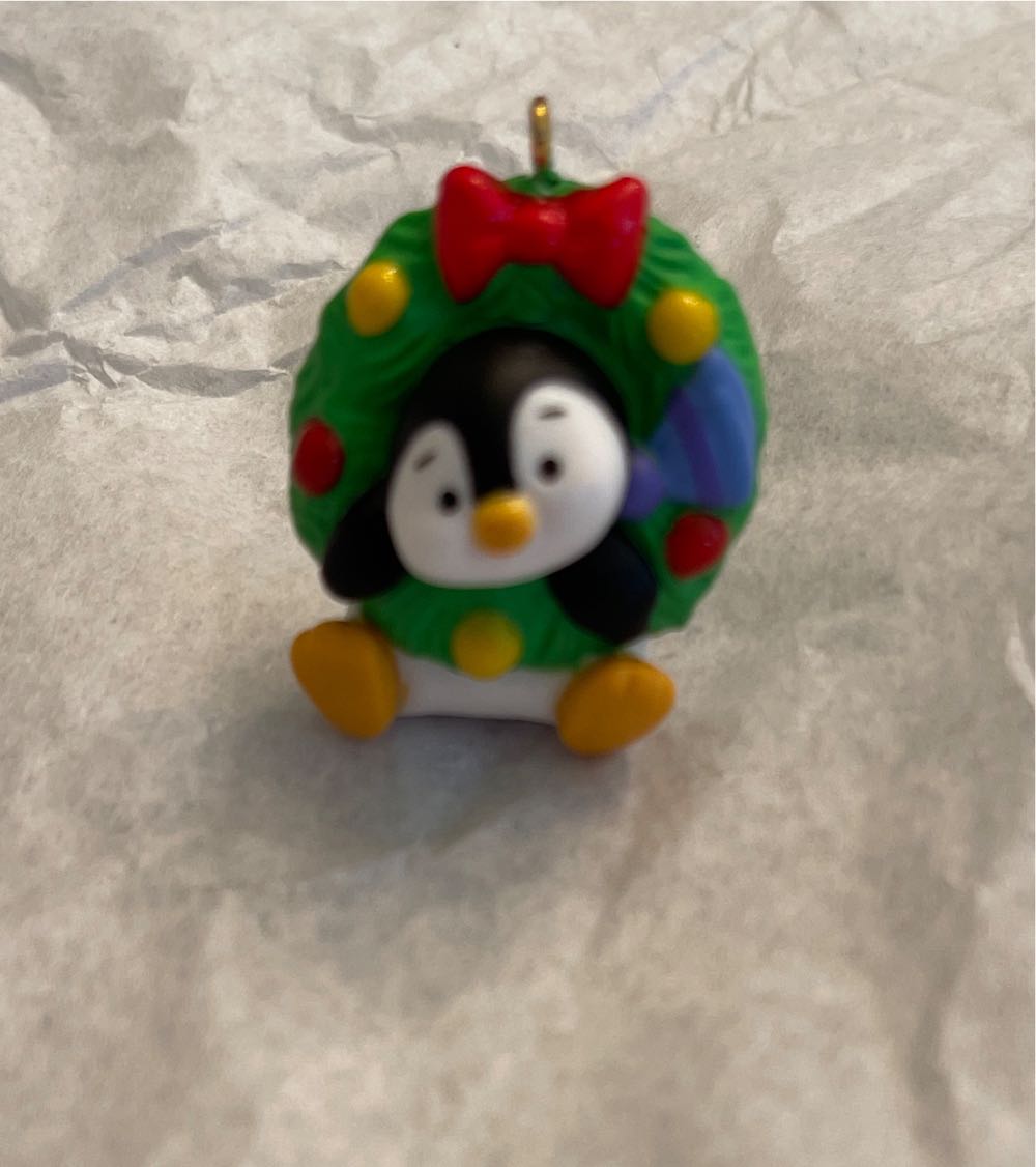 Miniature Petite Penguins #8 A Welcoming Wreath - Petite Penguins (Petite Penguins) ornament collectible [Barcode 763795788798] - Main Image 4