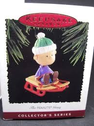 Peanuts Gang #3 Linus - The Peanuts Gang (Winter / sledding / Christmas) ornament collectible [Barcode 015012176711] - Main Image 3