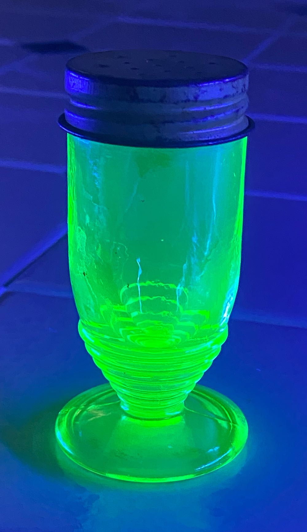 Unk Uranium Glass Salt Shaker  ornament collectible - Main Image 1