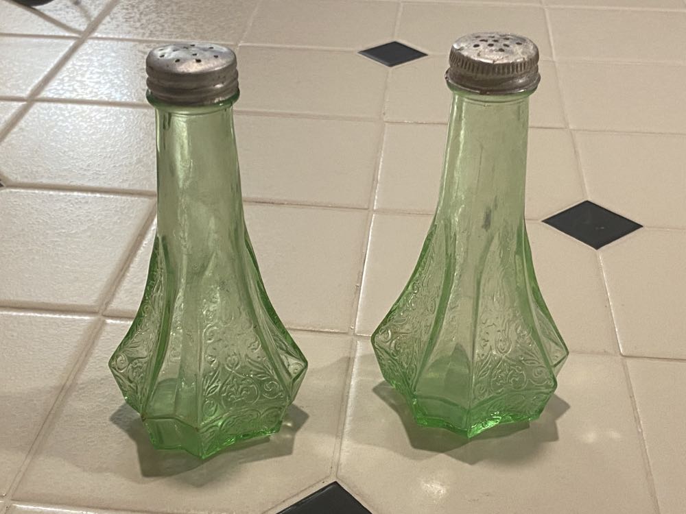 Hocking Glass Company Princess Pattern salt and pepper shaker  ornament collectible - Main Image 2