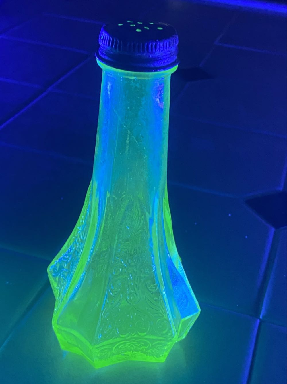 Hocking Glass Company Princess Pattern salt and pepper shaker  ornament collectible - Main Image 3