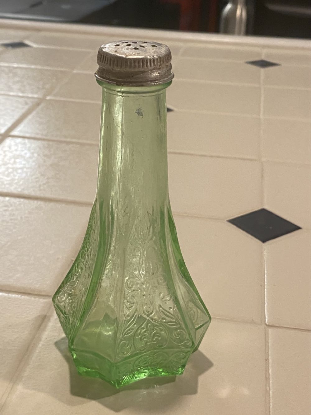 Hocking Glass Company Princess Pattern salt and pepper shaker  ornament collectible - Main Image 4