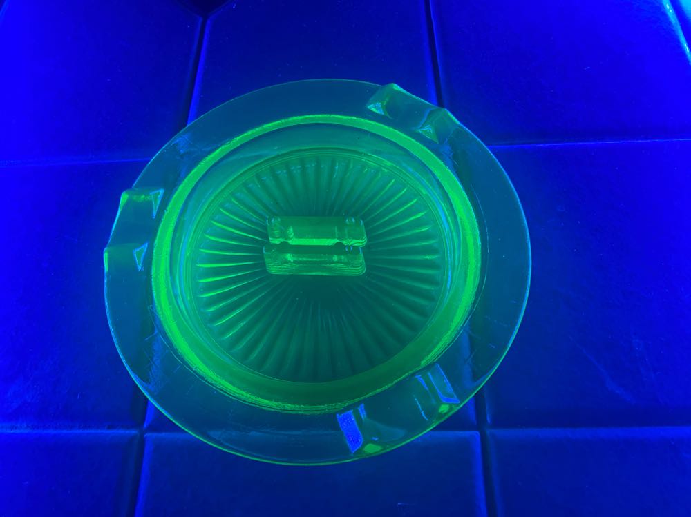 Hazel Atlas Round Ashtray Checkerboard Pattern Starburst Base with Matchbox Holder  ornament collectible - Main Image 3