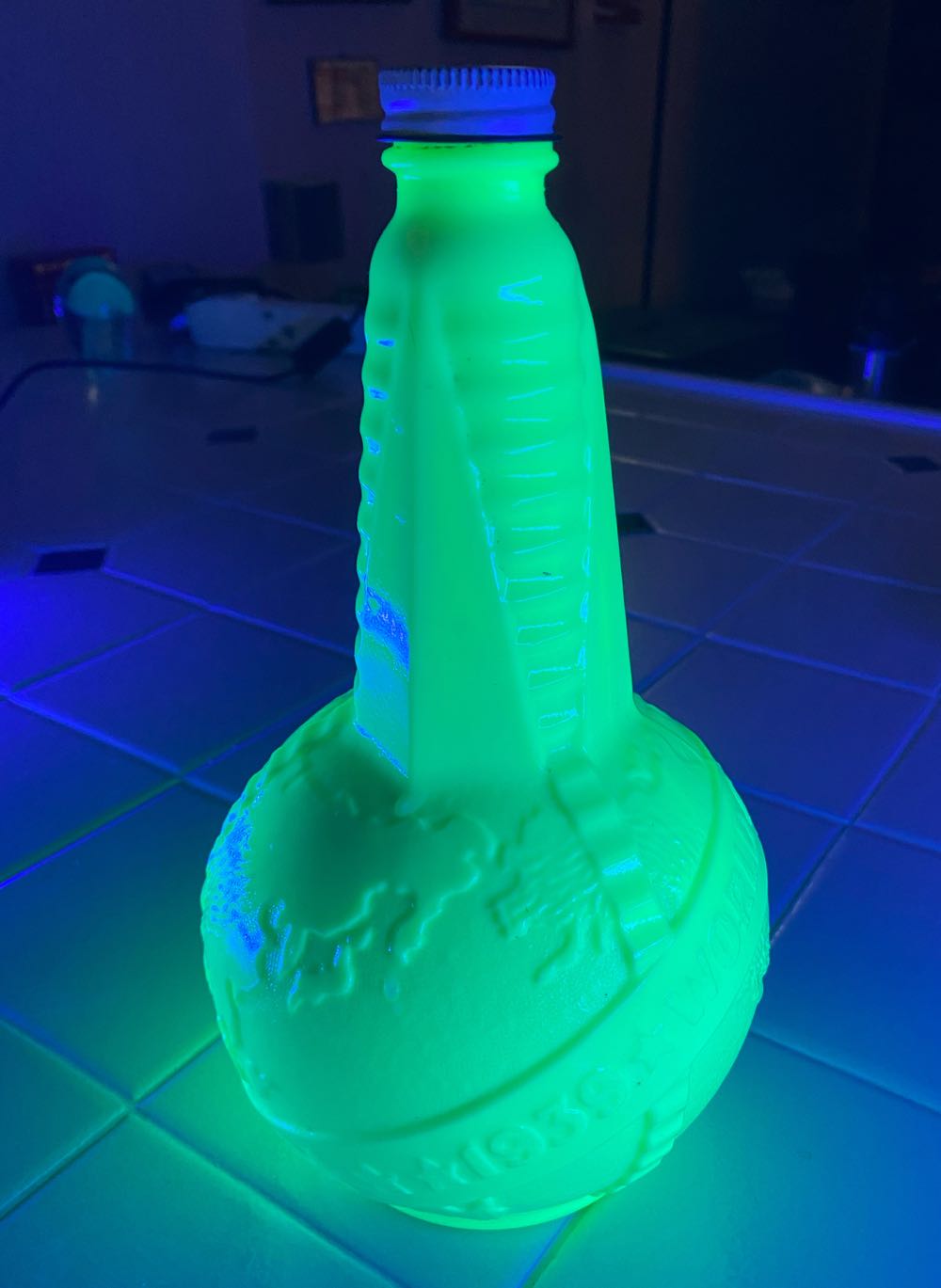 Anchor Hocking 1939 Worlds Fair New York NY Globe Uranium Milk Glass Bottle Anchor  ornament collectible - Main Image 3