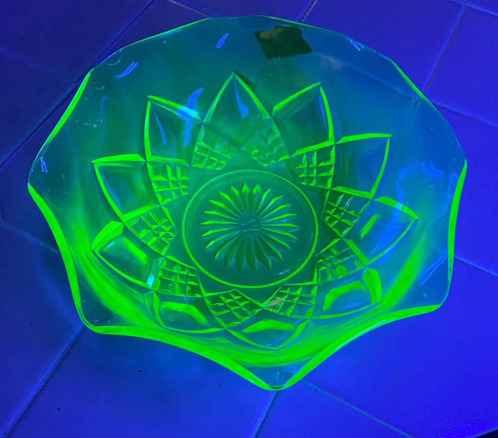 Hazel Atlas Diamond Arches Pattern uranium glass fruit bowl  ornament collectible - Main Image 3