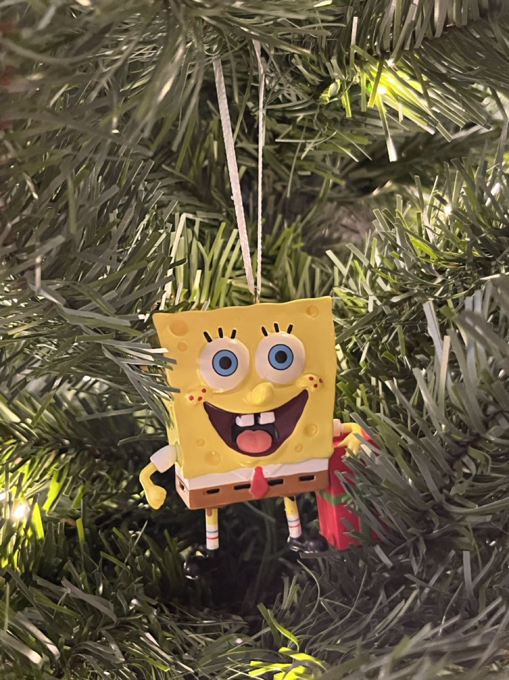 Sponge-Boxed for Christmas - Hallmark Keepsake (Christmas; SpongeBob SquarePants (Nickelodeon); gift/present) ornament collectible [Barcode 763795839780] - Main Image 3
