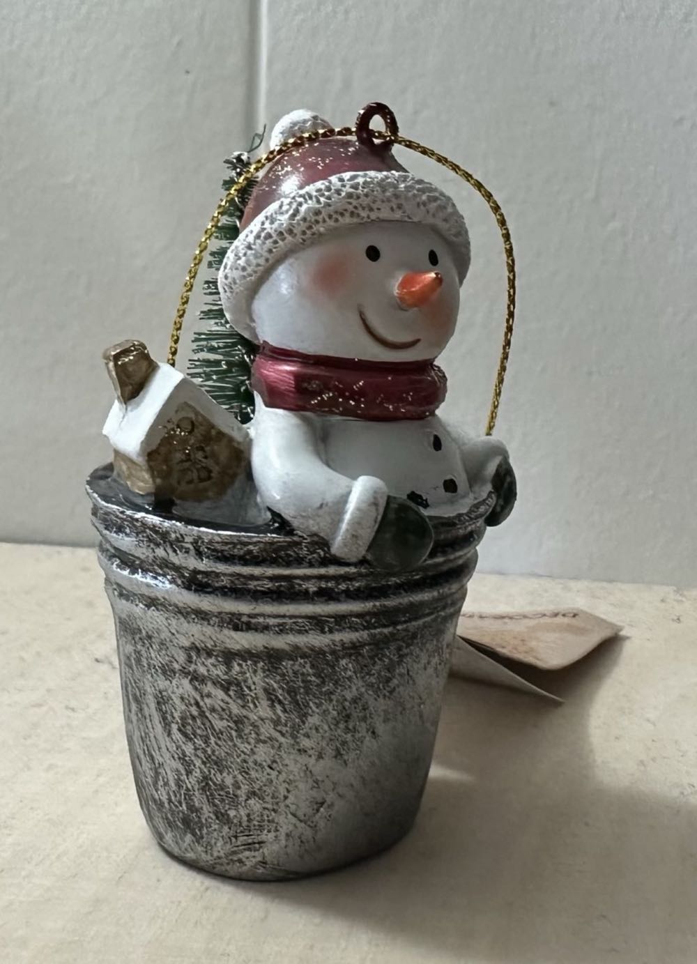 Sneeuwman In Emmer Met Kerstboom - Kersthanger ornament collectible - Main Image 2