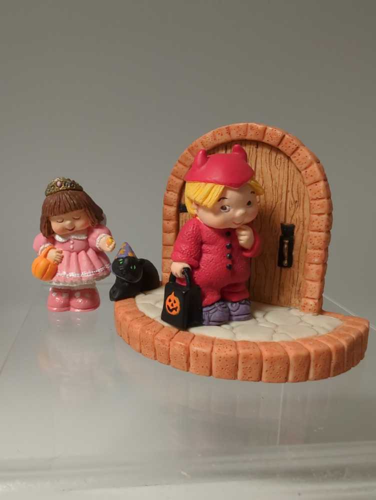 Bashful Visitors - Merry Miniatures - Merry Miniatures (Halloween) ornament collectible [Barcode 015012390667] - Main Image 4