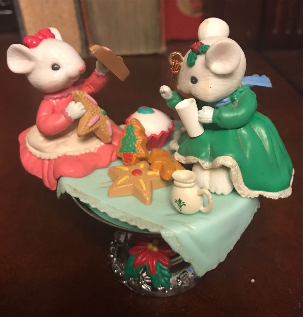 Maxine The Crabby Caroler