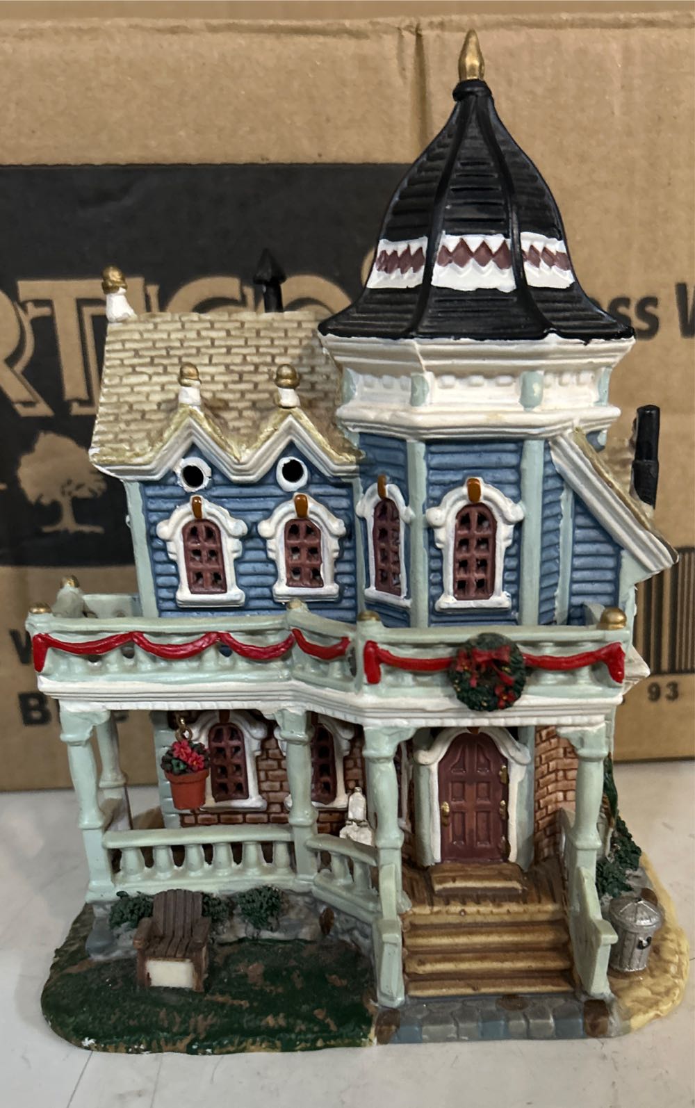 Wilson Residence #55207 - Caddington (Lighted Building) ornament collectible [Barcode 728162552075] - Main Image 4