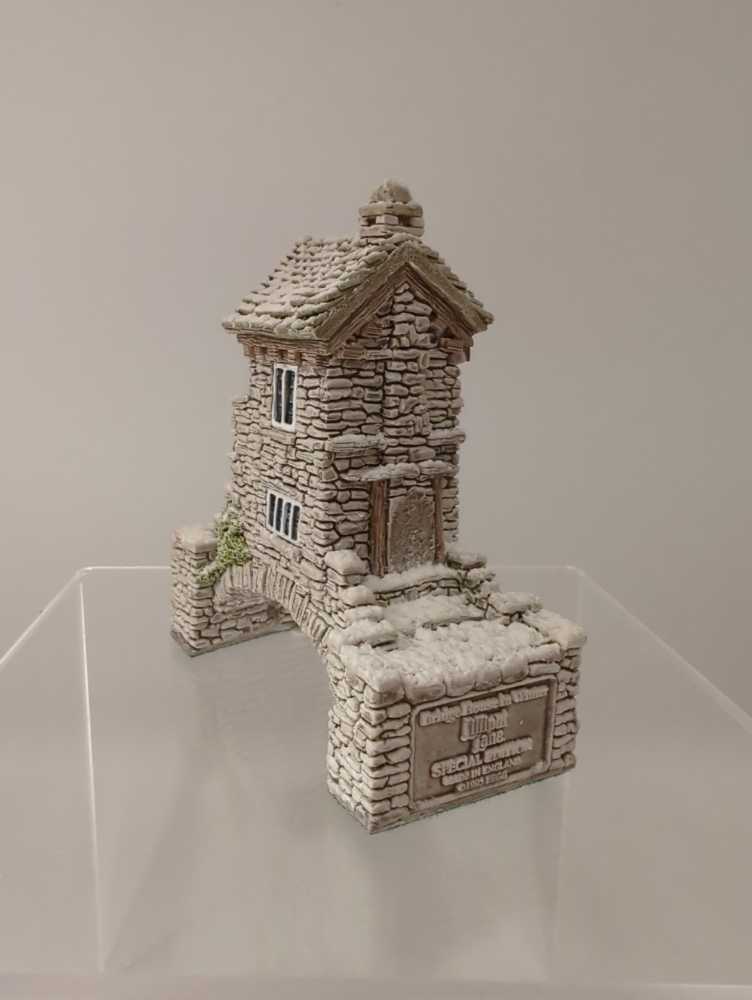 Bridge House In Winter - Lilliput Lane (Snow Cottages) ornament collectible [Barcode 712203008577] - Main Image 3