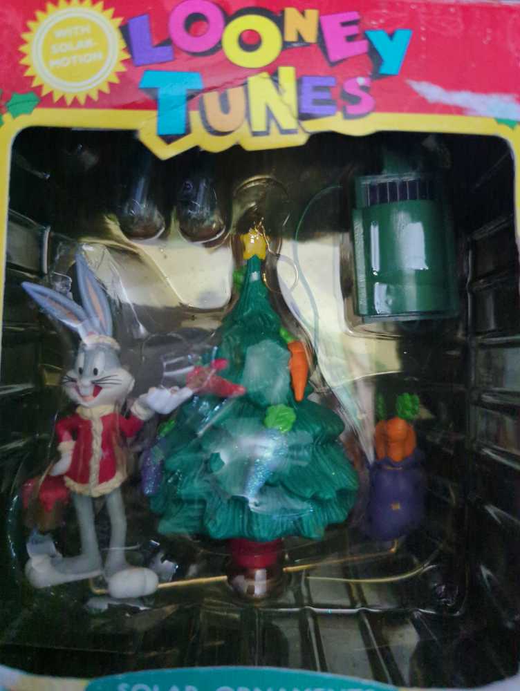 Bugs Bunny, Tree, & Carrots Deluxe Solar Motion  (Looney Toons) ornament collectible [Barcode 097013801328] - Main Image 1