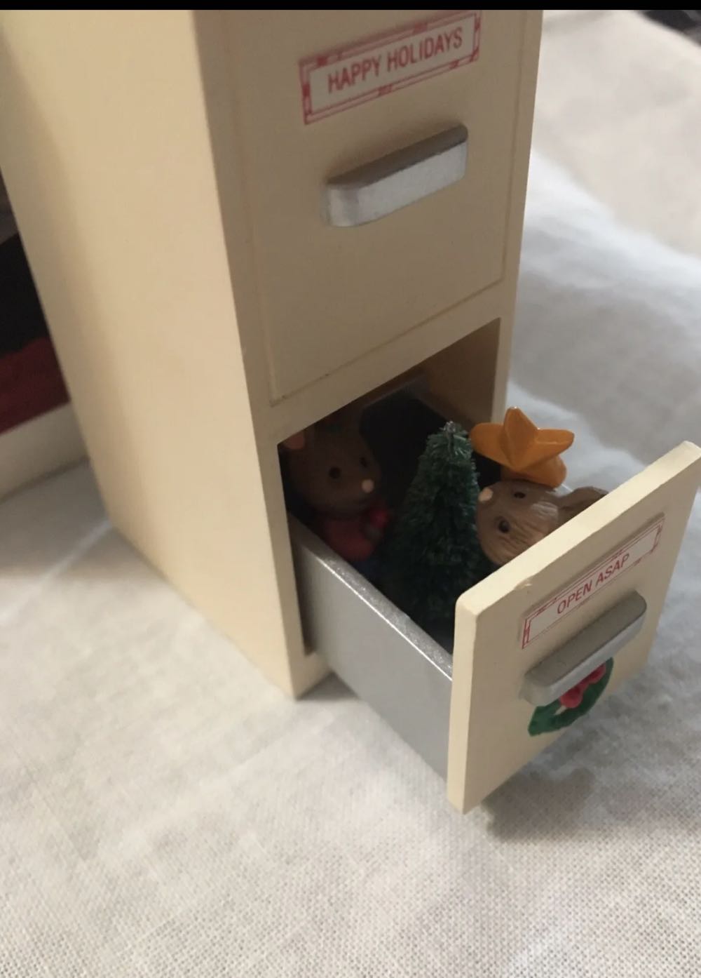 Open and Shut Holiday  ornament collectible - Main Image 3