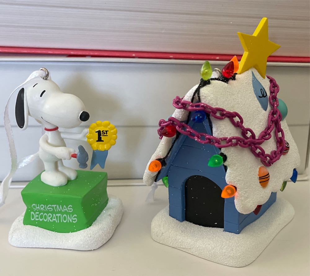 A Charlie Brown Christmas - Bookshelf (Snoopy) ornament collectible - Main Image 4