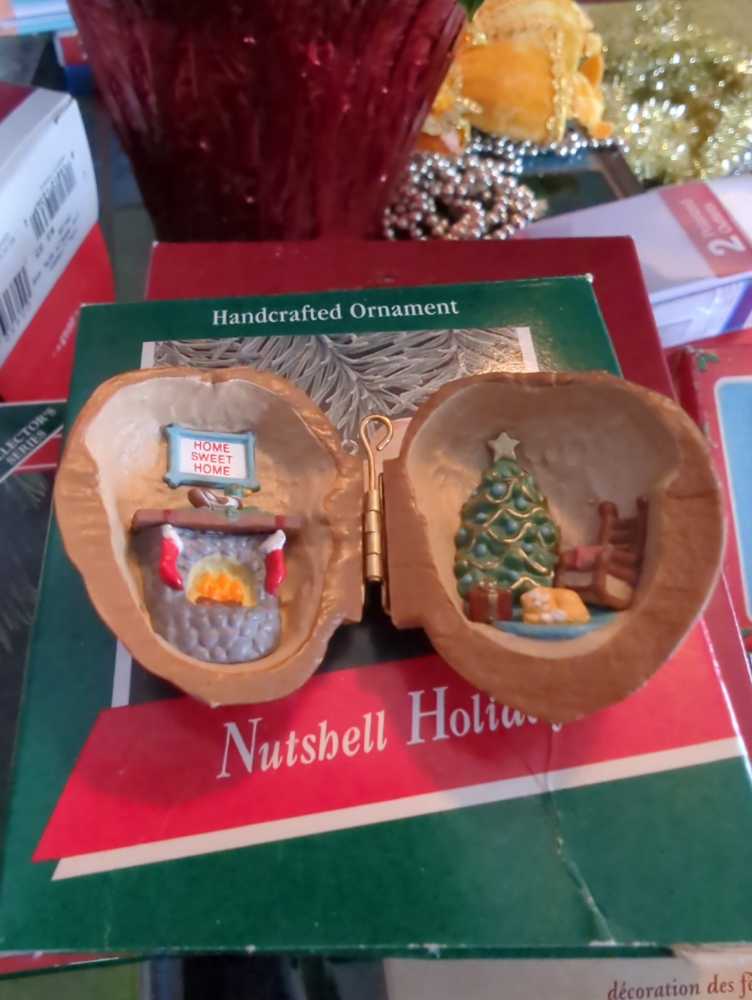 Nutshell Holiday  - Keepsake Miniature (Cozy Christmas in a nutshell) ornament collectible - Main Image 3
