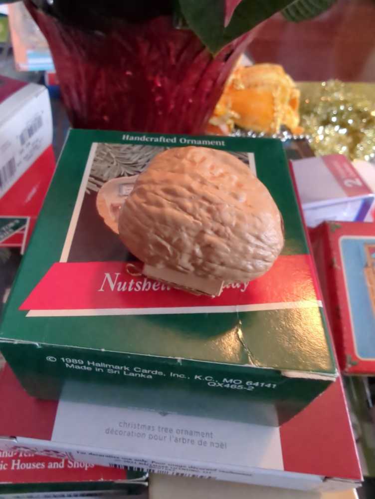 Nutshell Holiday  - Keepsake Miniature (Cozy Christmas in a nutshell) ornament collectible - Main Image 4