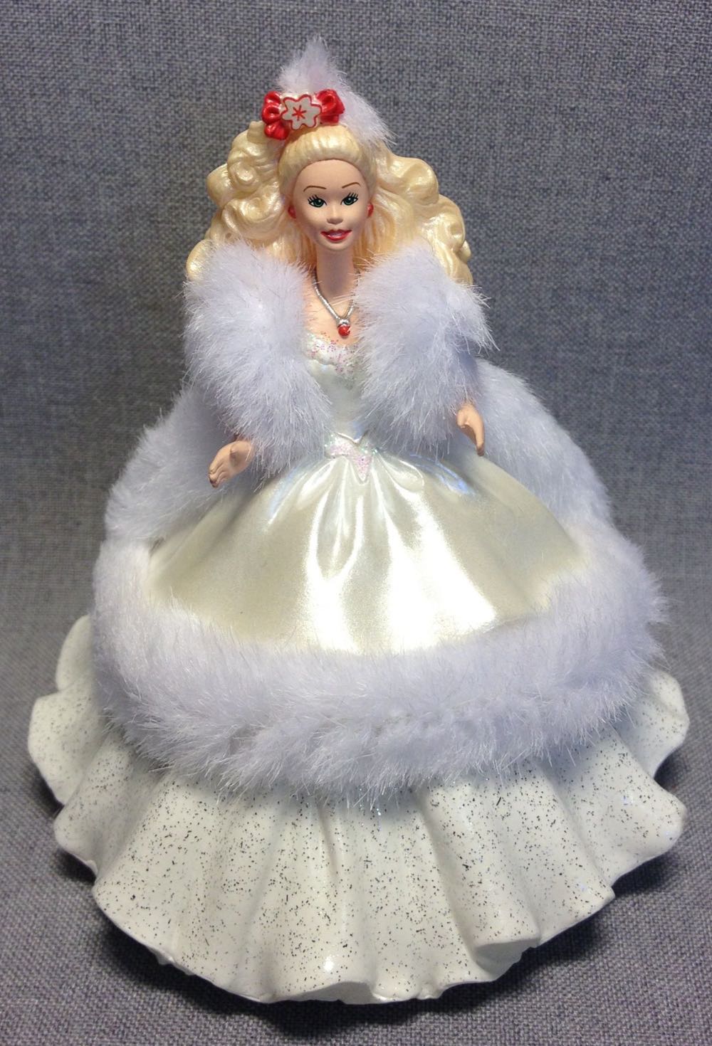 Hallmark Holiday Barbie 1989  ornament collectible - Main Image 2