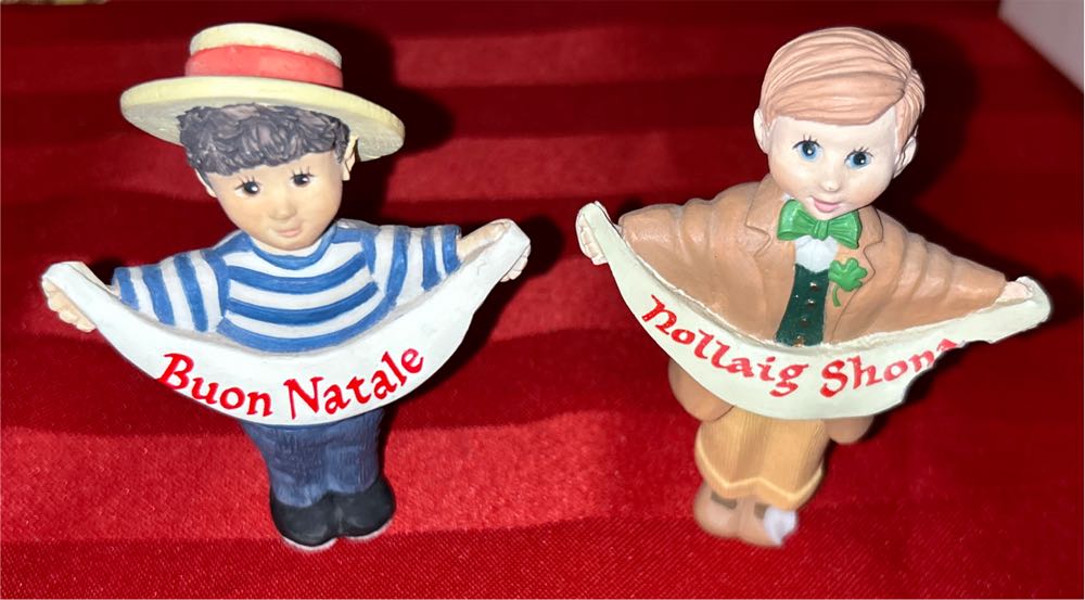 Santa Sharing The Joy Santa Figurine  ornament collectible - Main Image 2