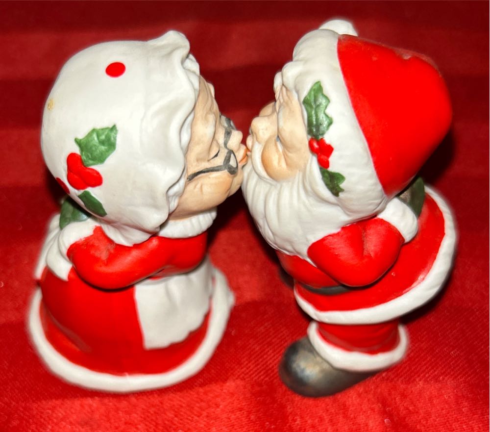 Kissing Clauses Figurines  ornament collectible - Main Image 2