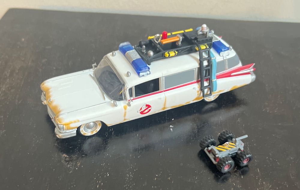 Ecto-1 And R.T.V.  (Ghostbusters: Afterlife) ornament collectible - Main Image 3