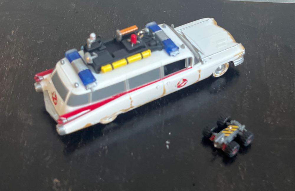 Ecto-1 And R.T.V.  (Ghostbusters: Afterlife) ornament collectible - Main Image 4