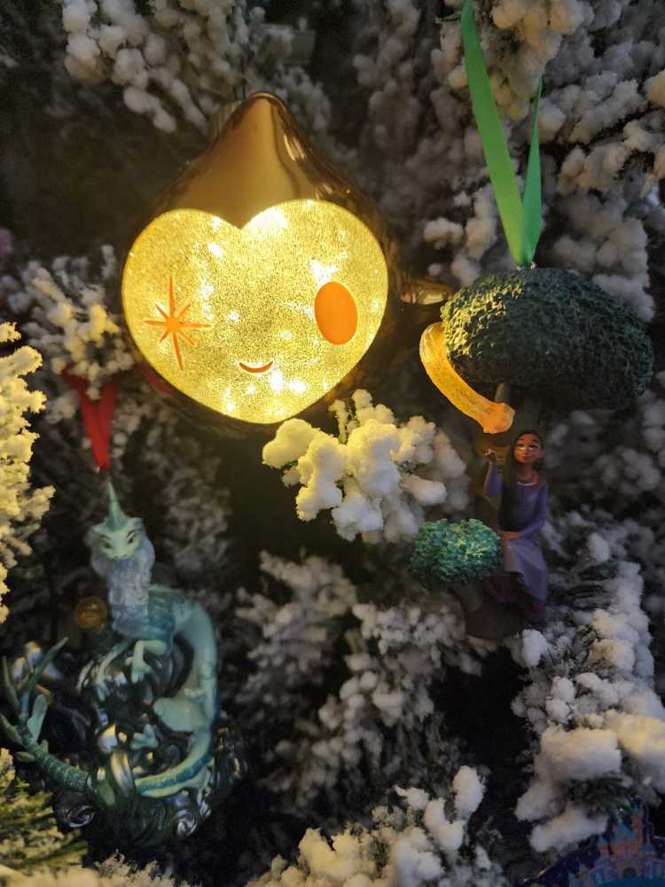 Star Glass Sketchbook Ornament  - Disney Wish (Walt Disney Animated Studios) ornament collectible [Barcode 437101565570] - Main Image 4