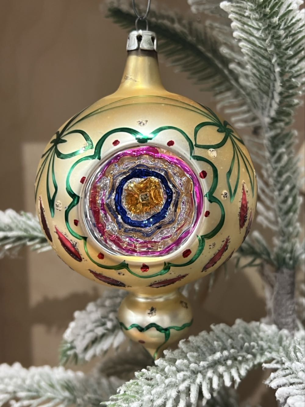 Sneeuwpop Met Witte Das En Rode Muts