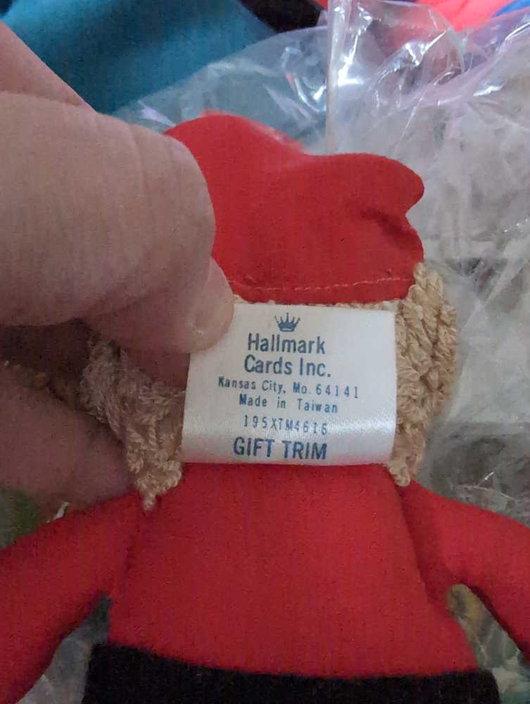 Yarn Santa ’Gift Trim’  ornament collectible - Main Image 3