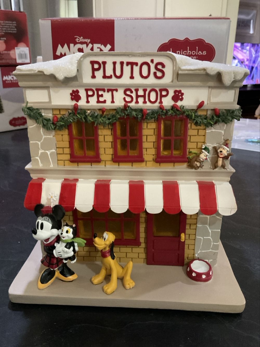 Pluto’s Pet Shop - St Nicholas Sqaure (Disney Mickey And Friends) ornament collectible [Barcode 400830505117] - Main Image 2