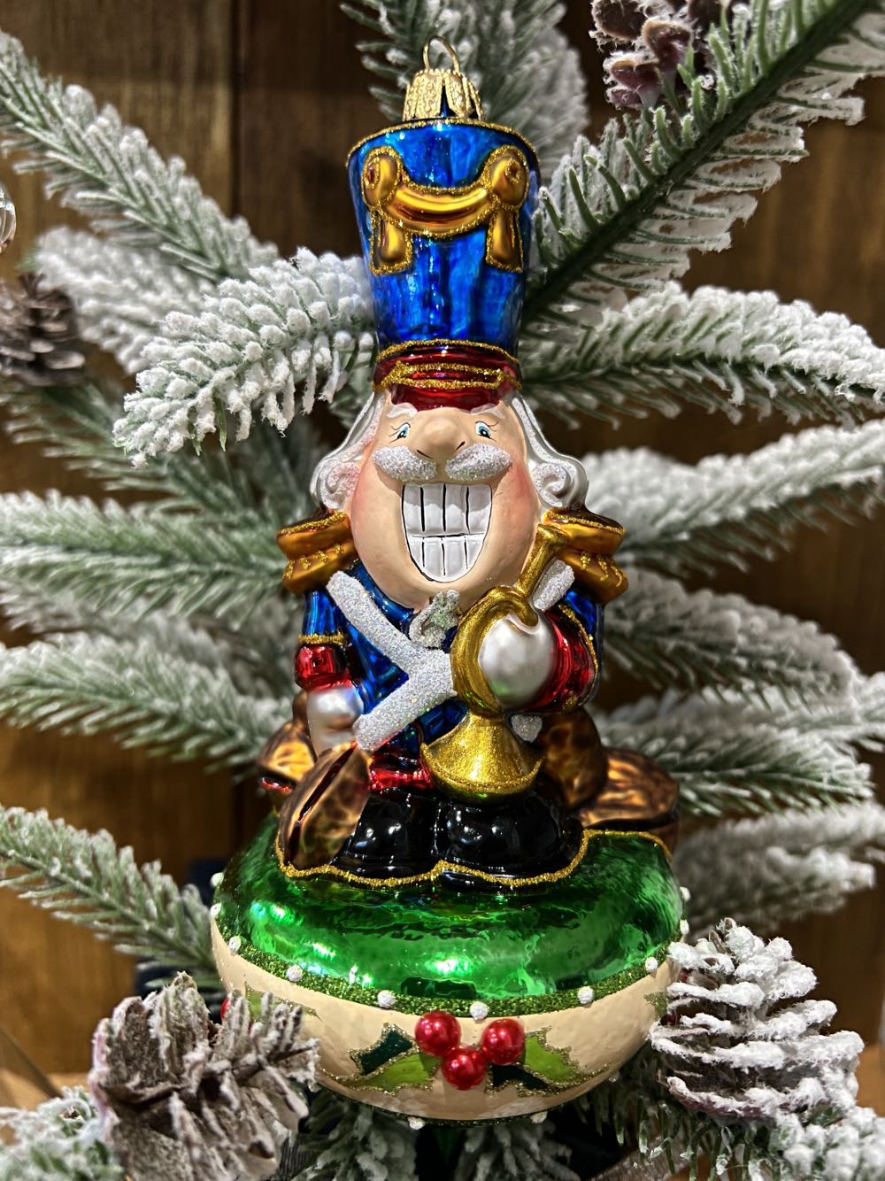 Nutcracker On A Holly Bulb / Dziadek Do Orzechow Na Cebulce Z Ostrokrzewem  ornament collectible - Main Image 3
