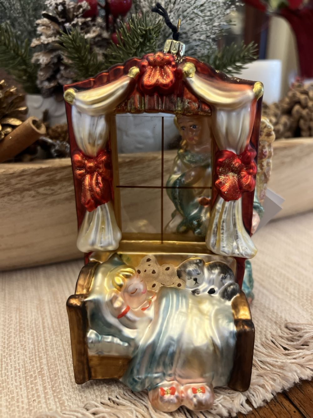 Angel At Red Window/Czuwający Anioł/Aniol W Oknie - Kolekcja Wiktoriańska ornament collectible - Main Image 2