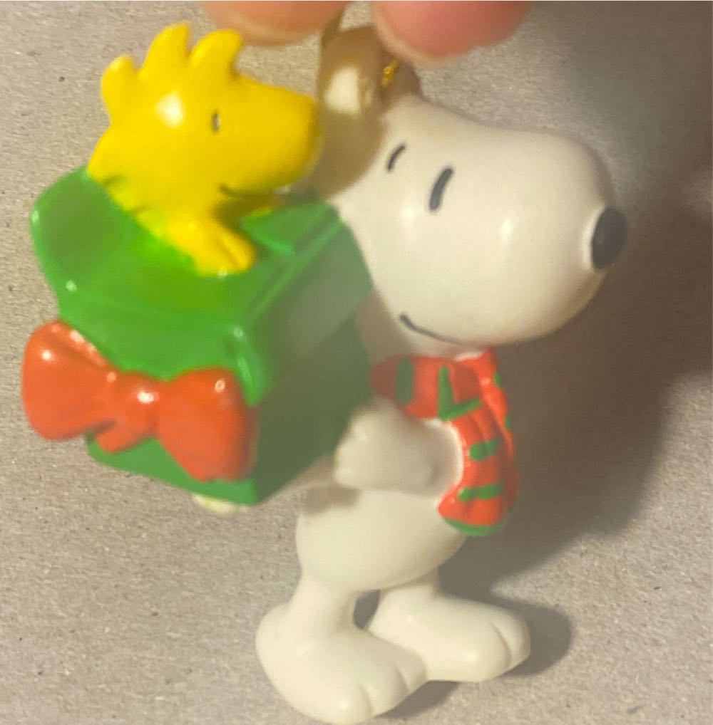 Snoopy With Woodstock In Present - Snoopy And Woodstock (Peanuts) ornament collectible - Main Image 3